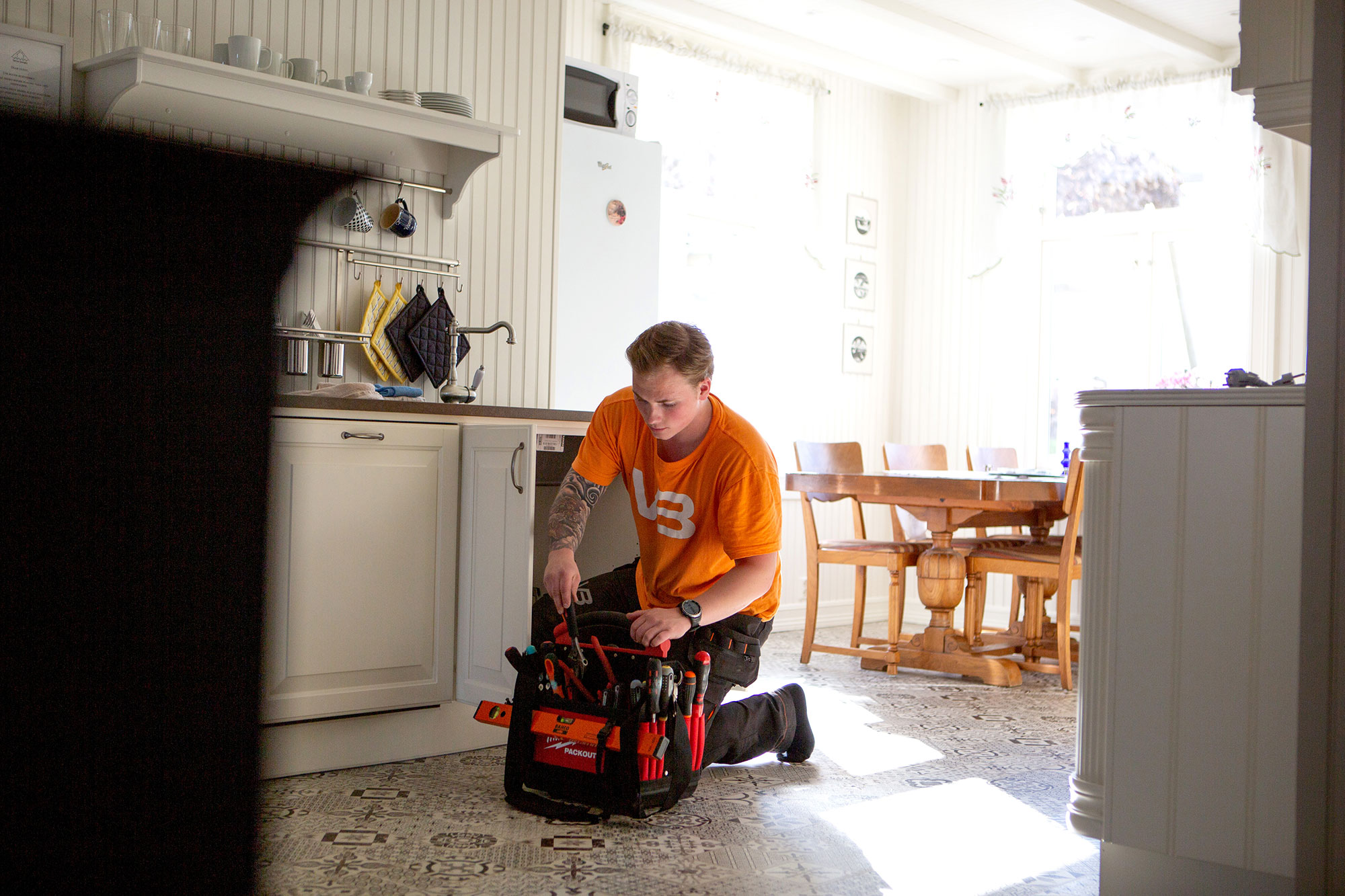 VB-rørlegger monterer nytt kjøkkenbatteri